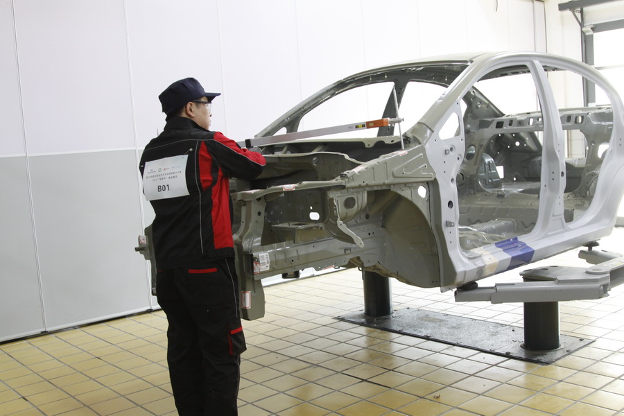 1482123952146824.jpg 參加決賽的選手在進行發(fā)動機艙結(jié)構(gòu)測量.JPG